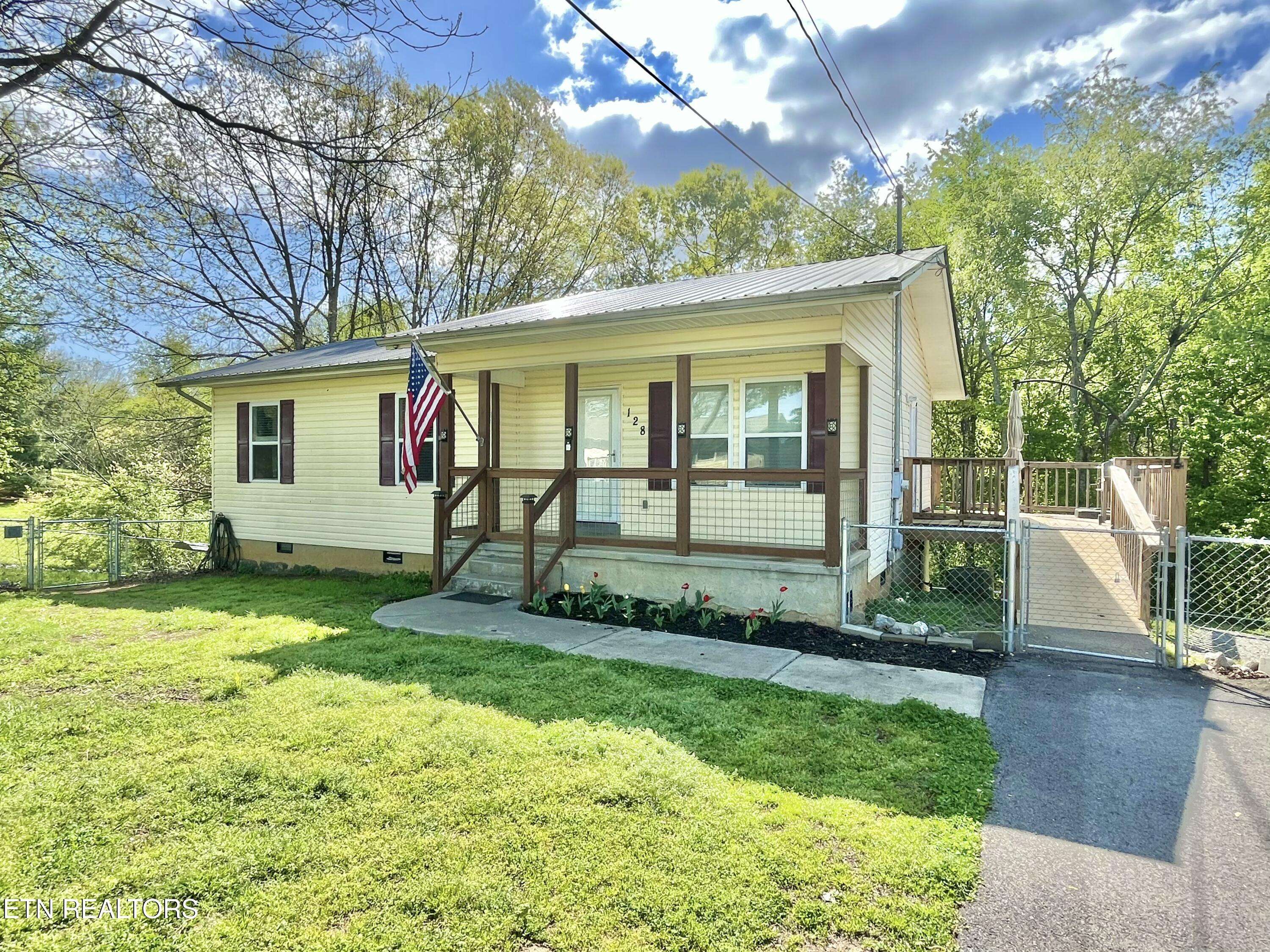 128 Johnson DR, Lenoir City, TN 37771