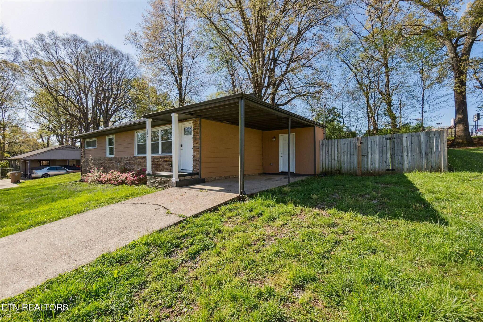 Knoxville, TN 37912,4700 Winterset DR