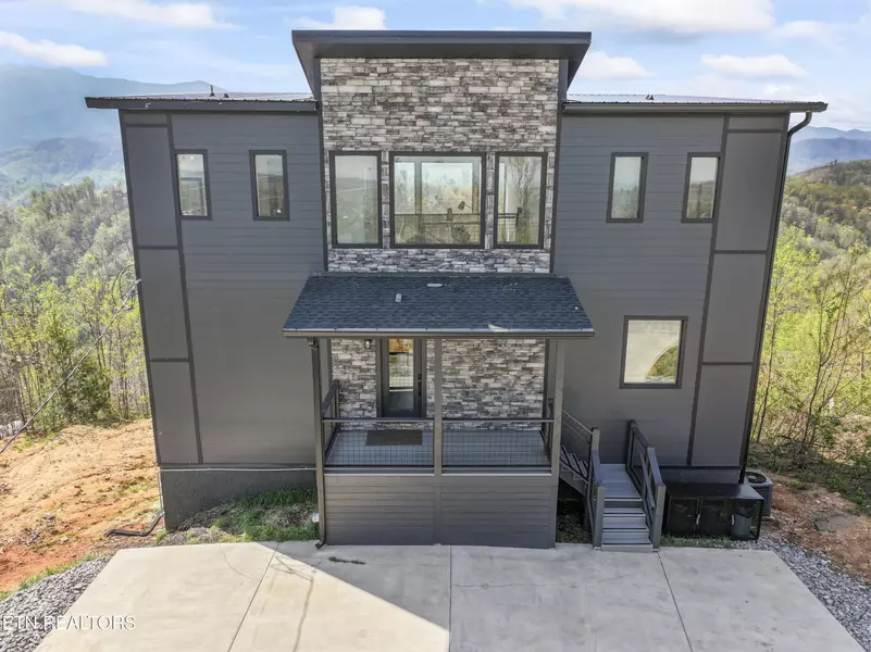 896 Chalet Village Blvd Blvd, Gatlinburg, TN 37738