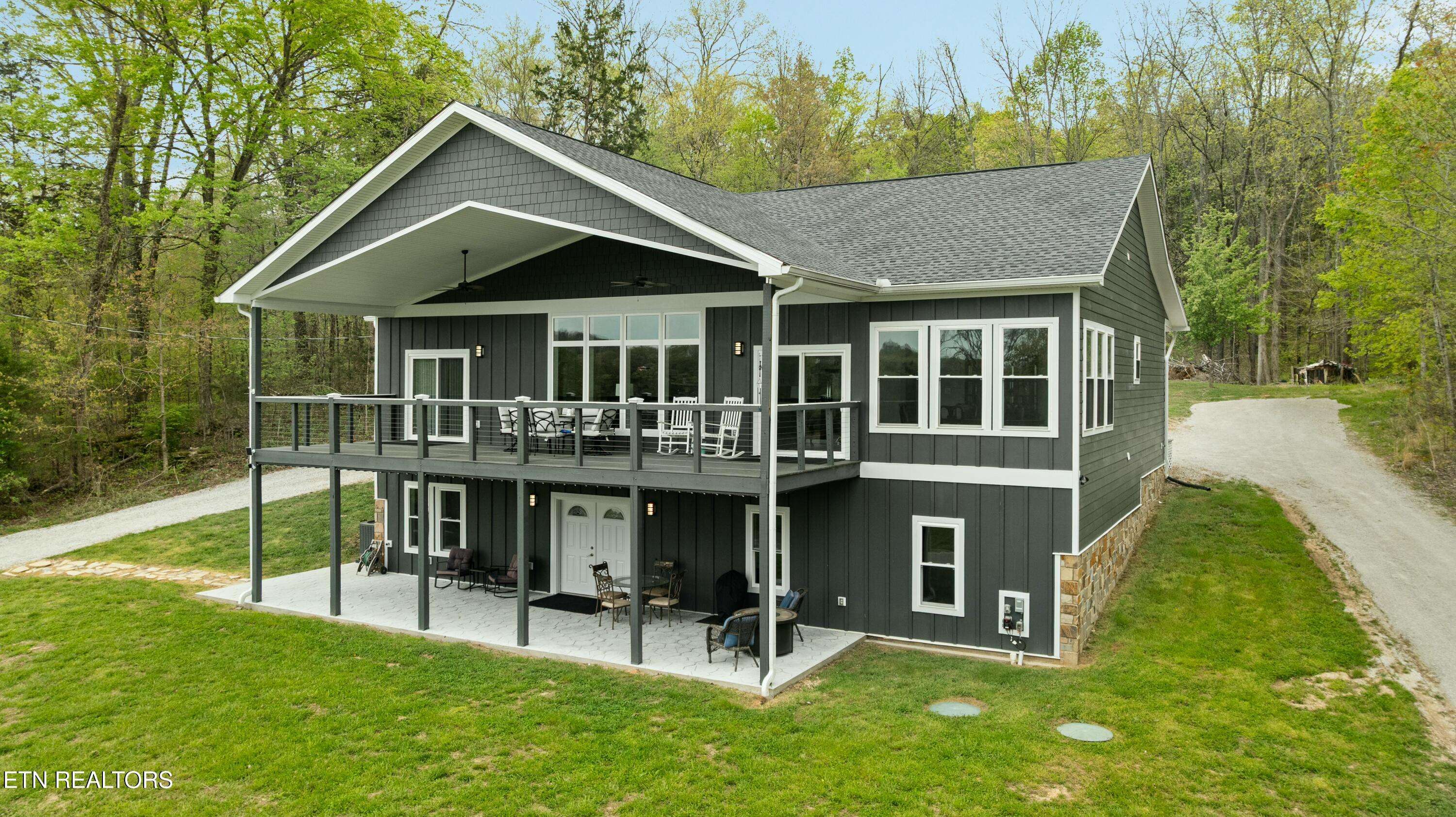 620 Norris Pointe Rd, Lafollette, TN 37766