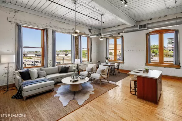 Knoxville, TN 37902,100 Gay St #210