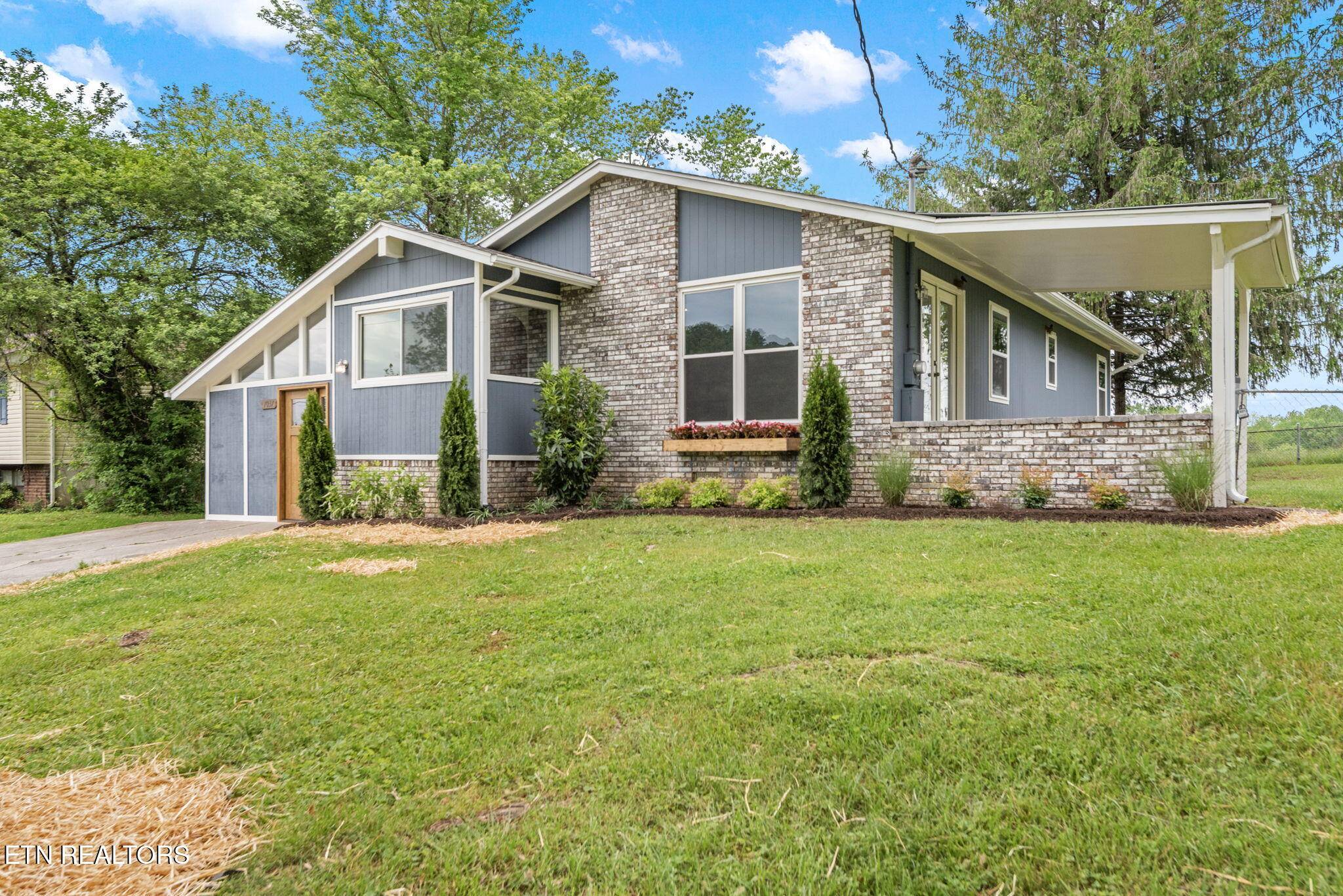 7037 Maize DR, Knoxville, TN 37918