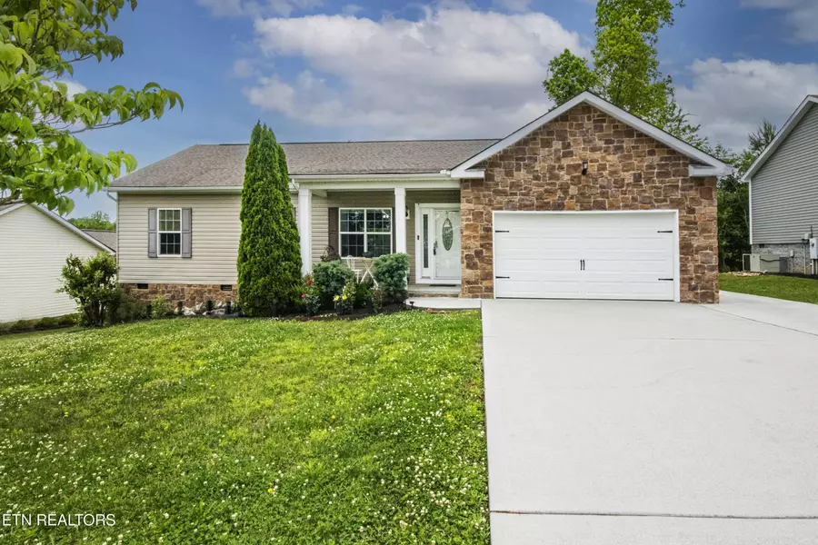 741 Alexis LN, Lenoir City, TN 37772