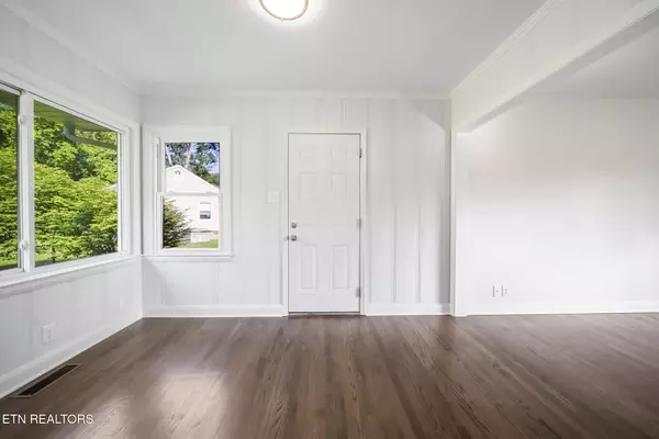 Knoxville, TN 37918,908 Glenoaks DR