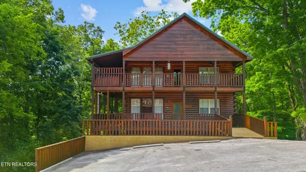 2021 Oakmont DR, Sevierville, TN 37876