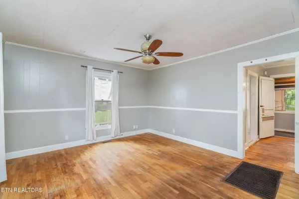 Lenoir City, TN 37771,906 B St