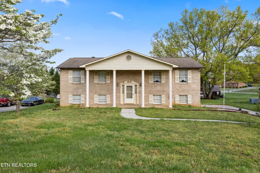 2711 Greenway DR, Maryville, TN 37803