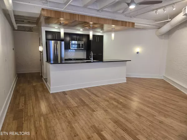 Knoxville, TN 37902,555 Jackson Ave #201