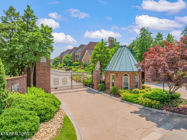 Knoxville, TN 37919,3340 Kingston PIKE #10