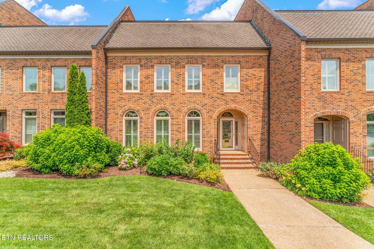 Knoxville, TN 37919,3340 Kingston PIKE #10