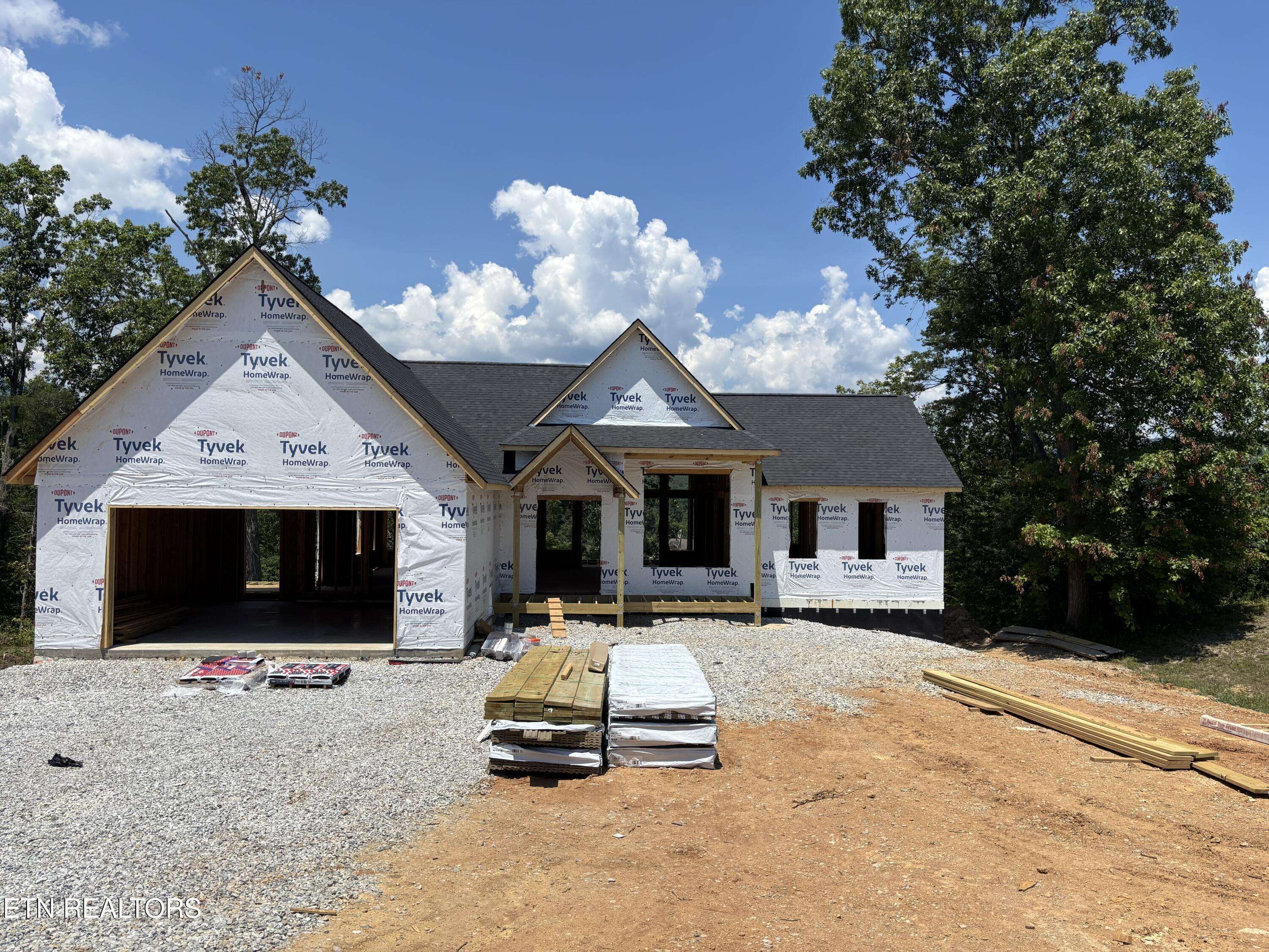 300 Bluff TRCE, Jacksboro, TN 37757