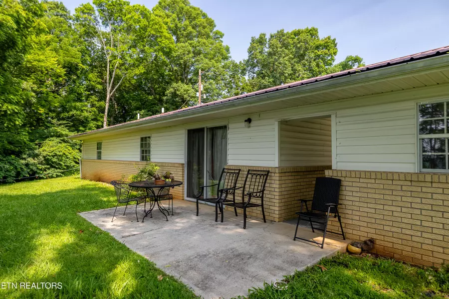 2825 P V T DR, Dandridge, TN 37725