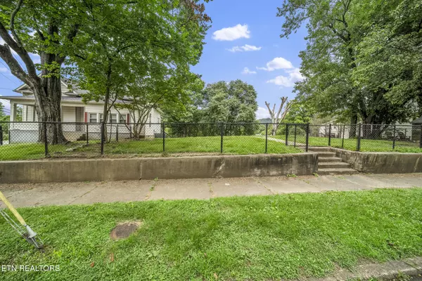 Knoxville, TN 37917,2701 Pershing St