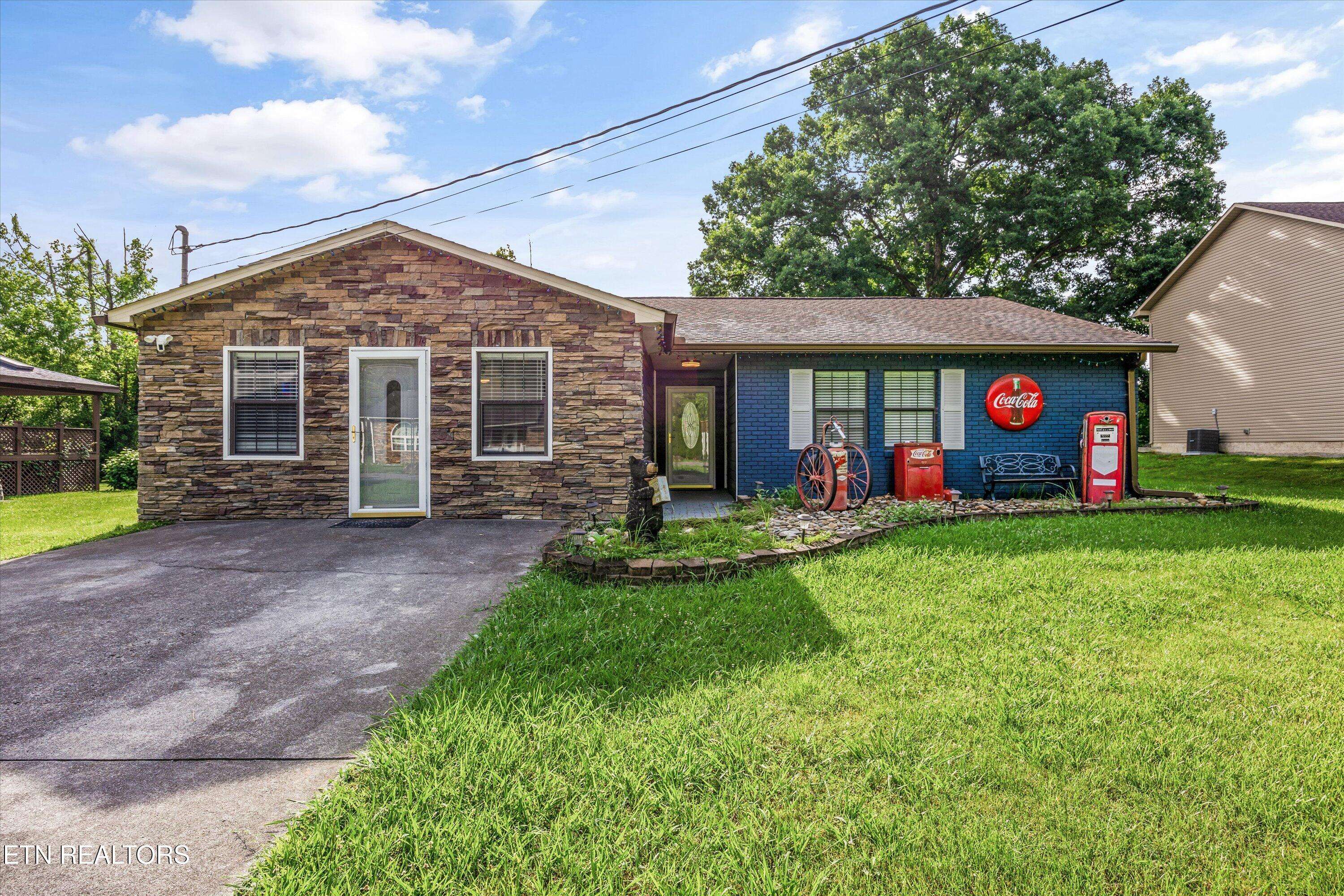 2837 Willa View DR, Pigeon Forge, TN 37863