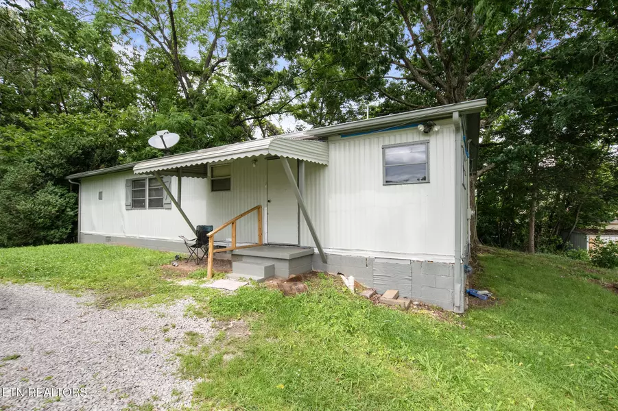 807 E Chestnut St, Lafollette, TN 37766