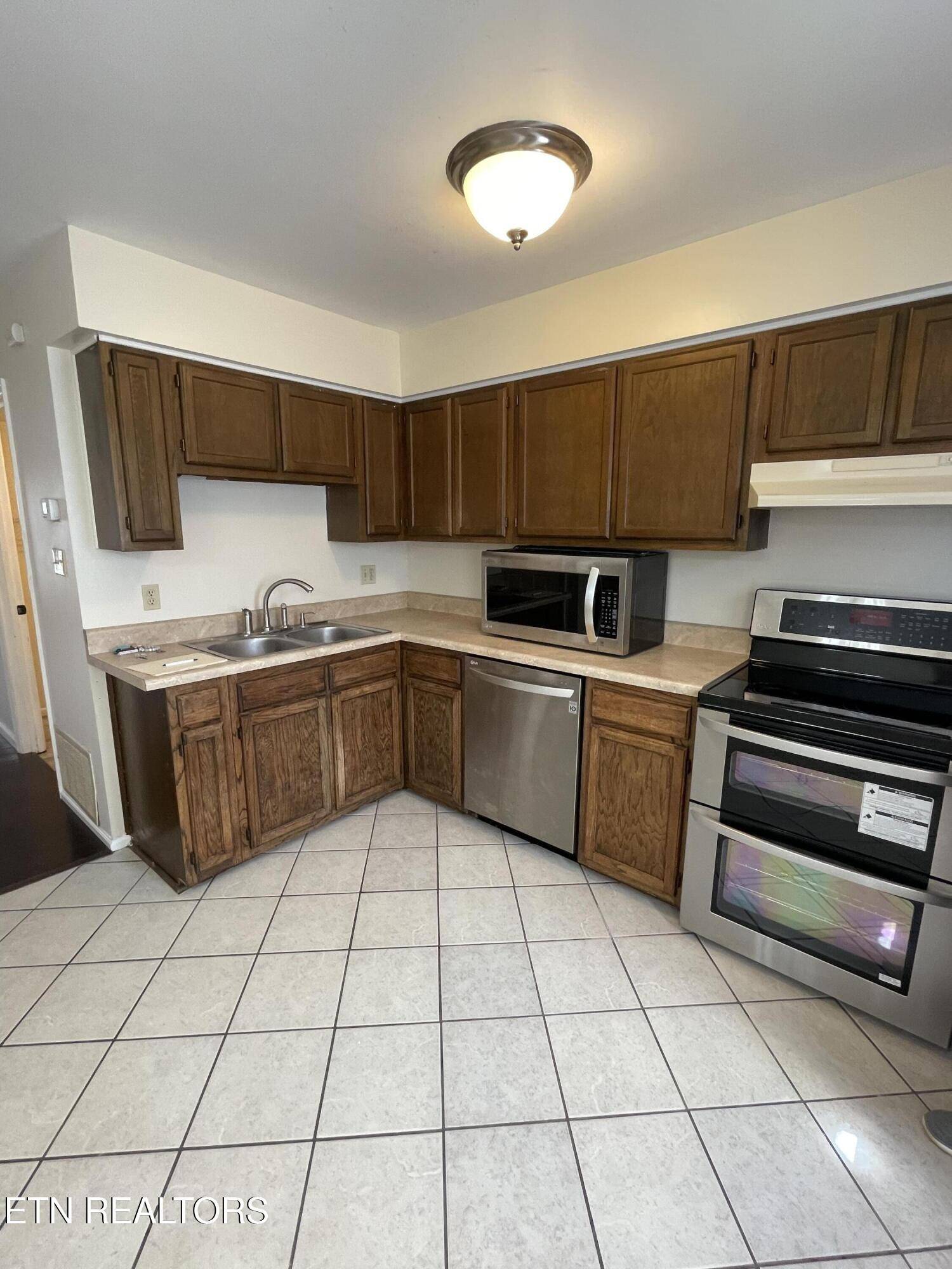 Knoxville, TN 37909,944 Piney Grove #D1
