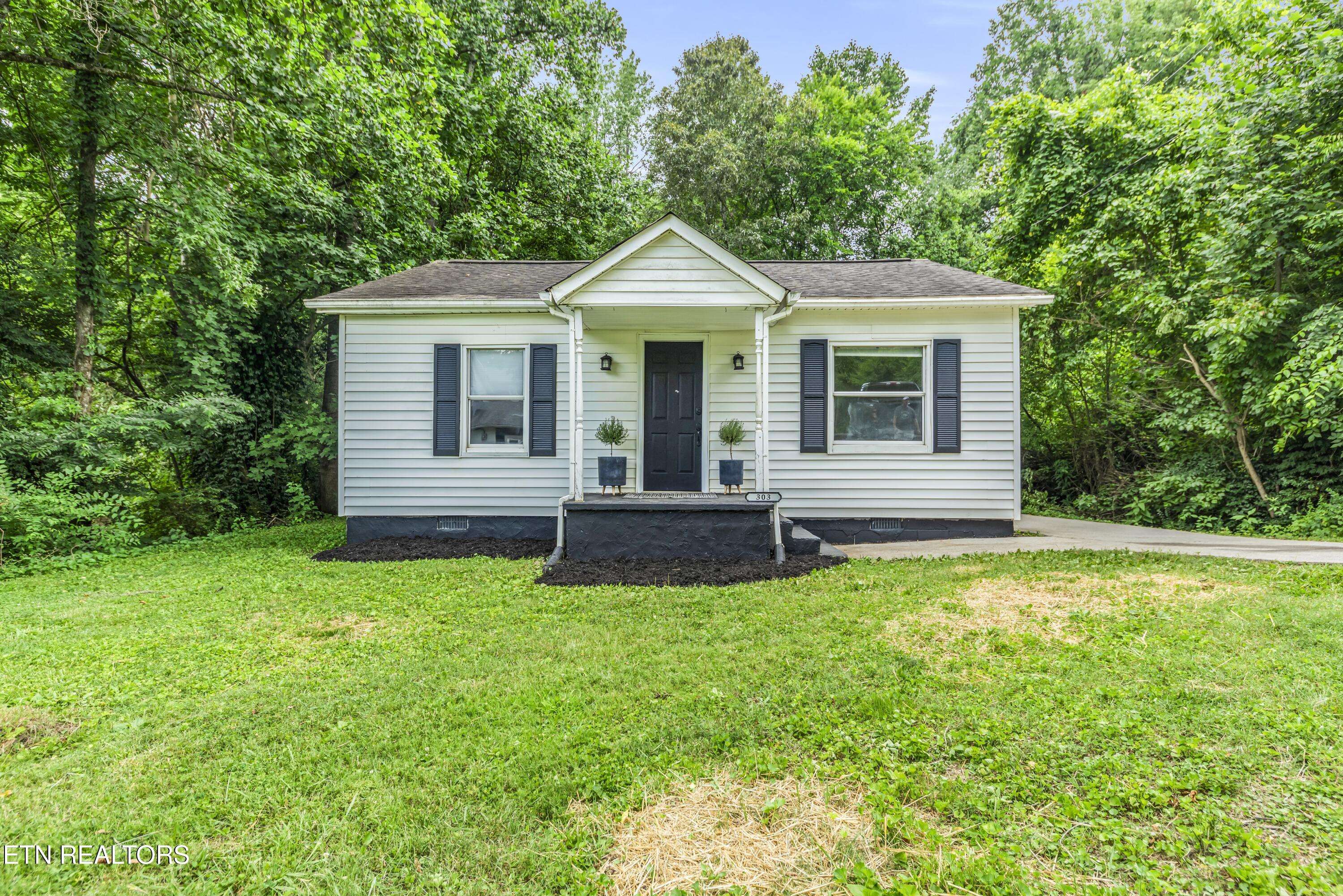 303 Walnut St, Lenoir City, TN 37771