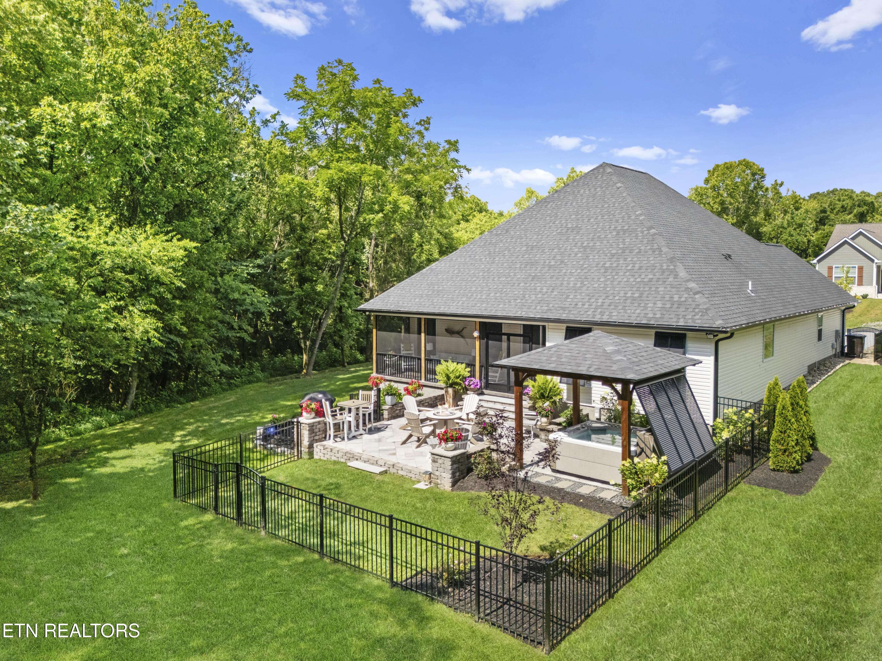 Loudon, TN 37774,318 Oostagala LN