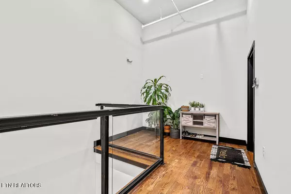 Knoxville, TN 37917,353 Ogden St #303