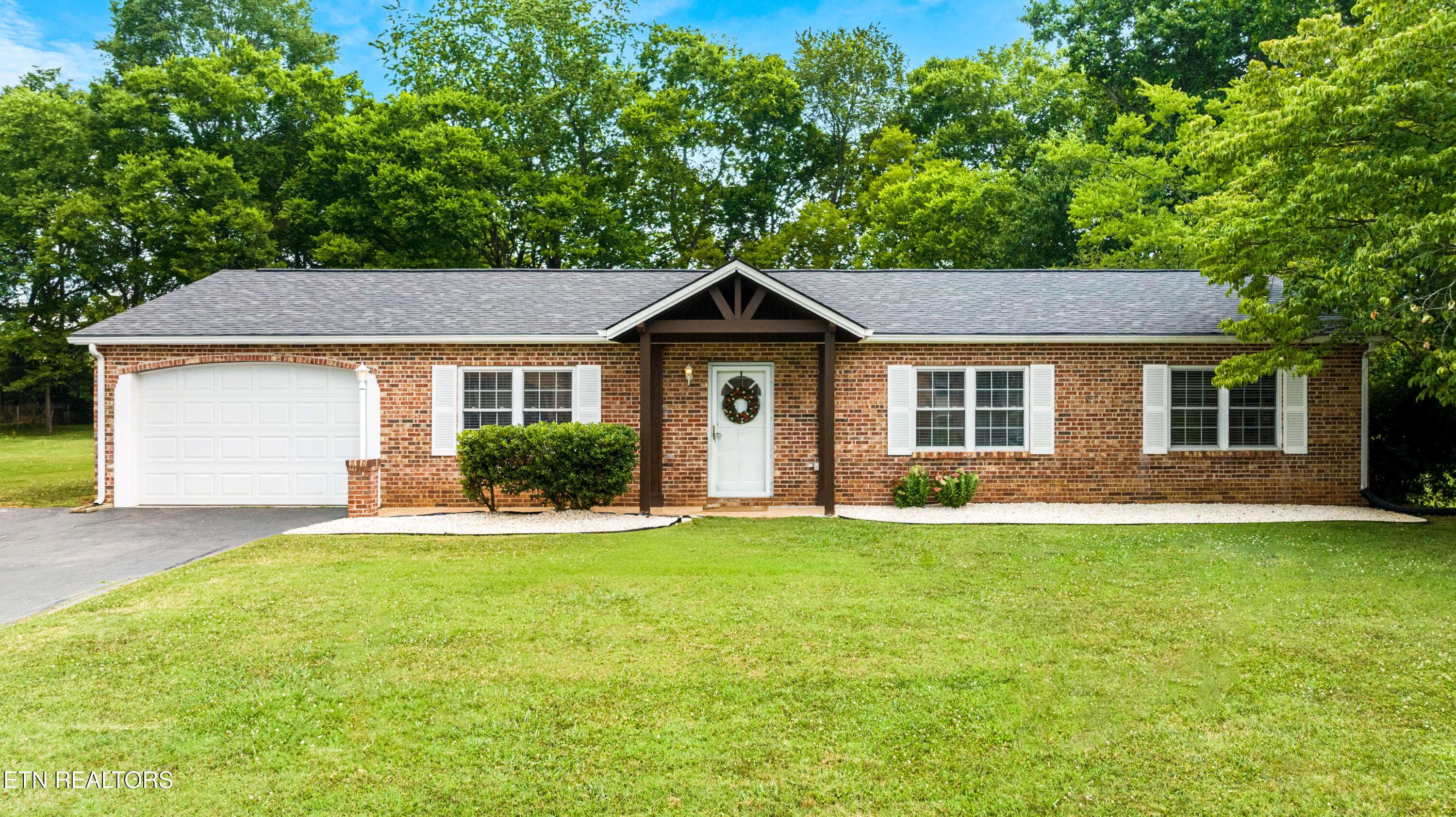 750 Foster DR, Lenoir City, TN 37772