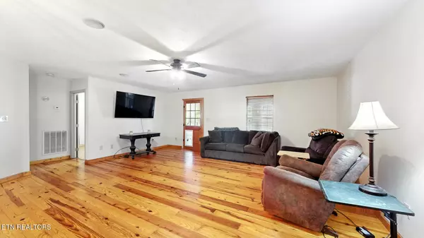 Lenoir City, TN 37772,8048 Fairview Rd