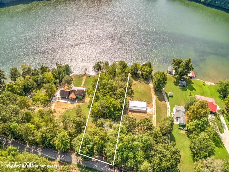 410 Lakecrest DR, Harriman, TN 37748