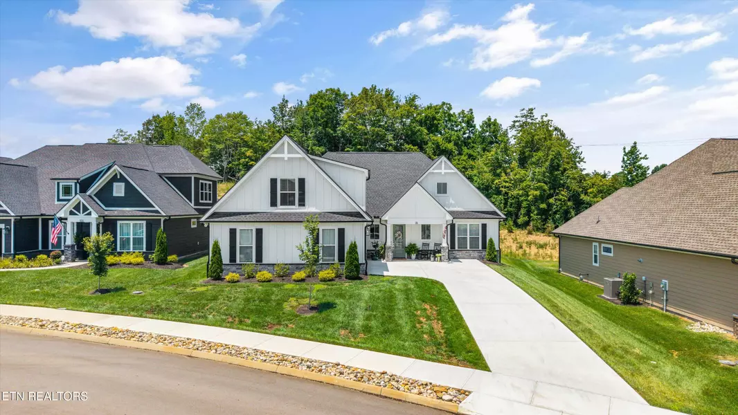 174 Bittersweet LN, Lenoir City, TN 37771