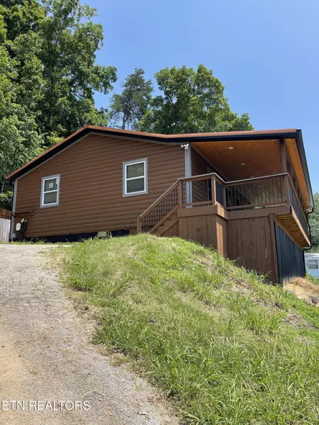 1908 Inskip LN, Dandridge, TN 37725