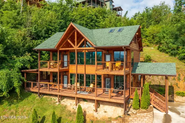 520 Edgewood DR, Gatlinburg, TN 37738