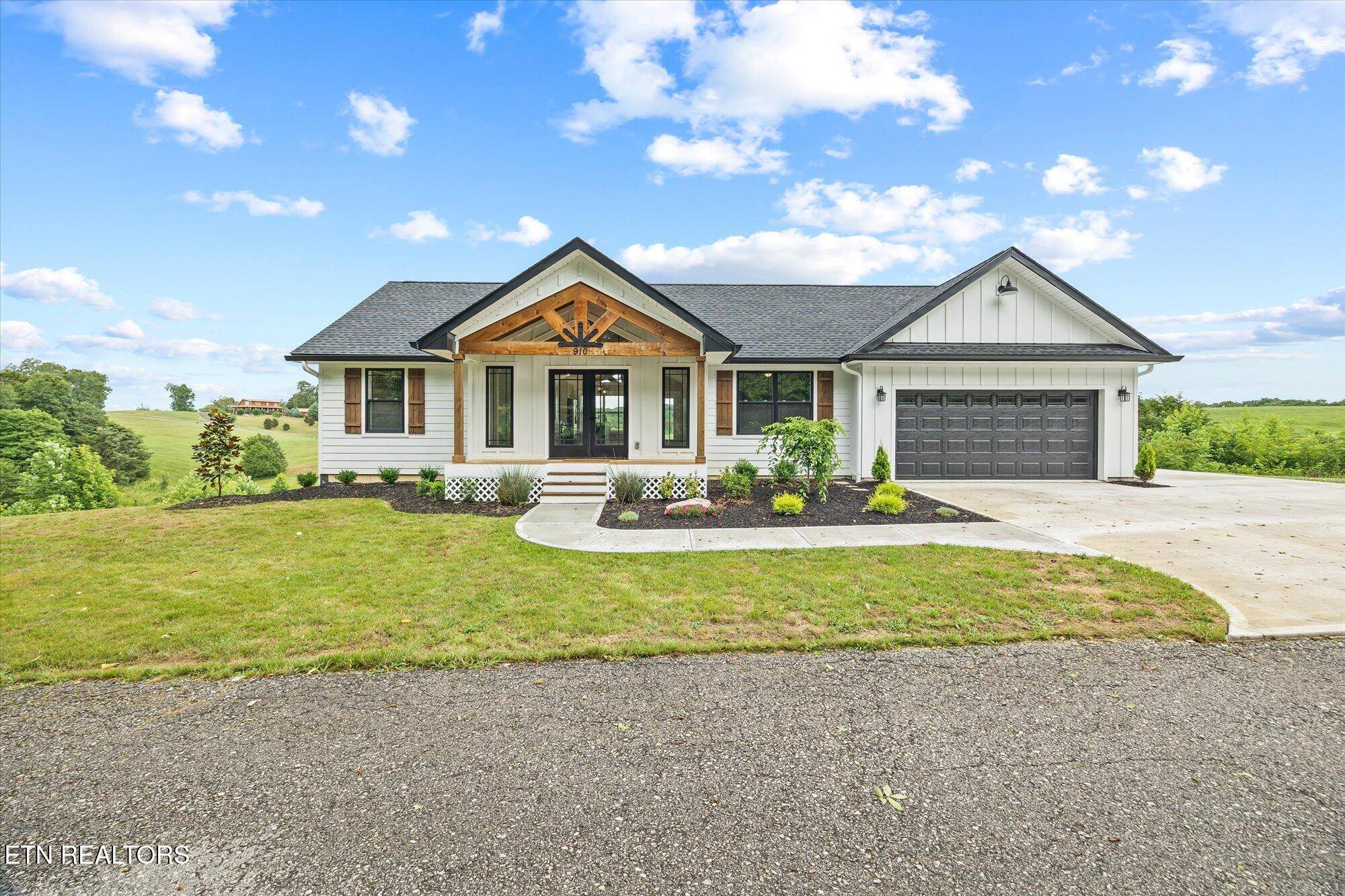 910 Meadowlark DR, Byrdstown, TN 38549