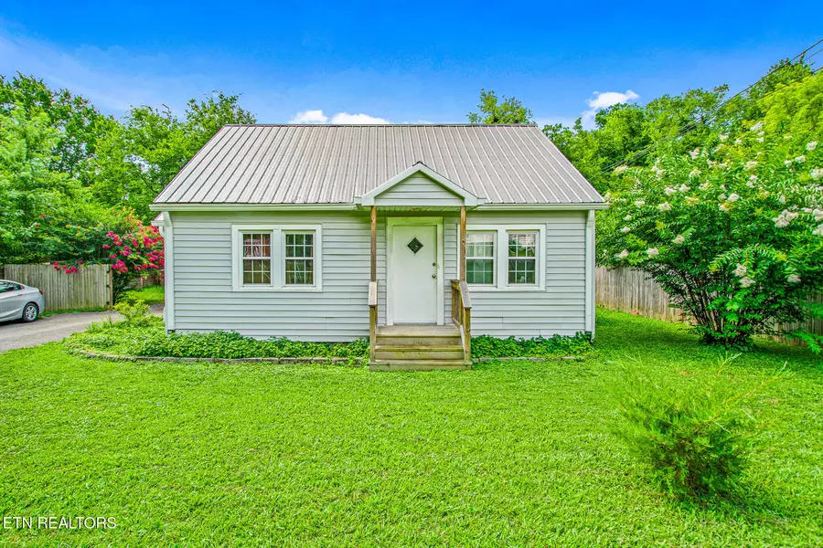 2404 Cedar LN, Knoxville, TN 37918
