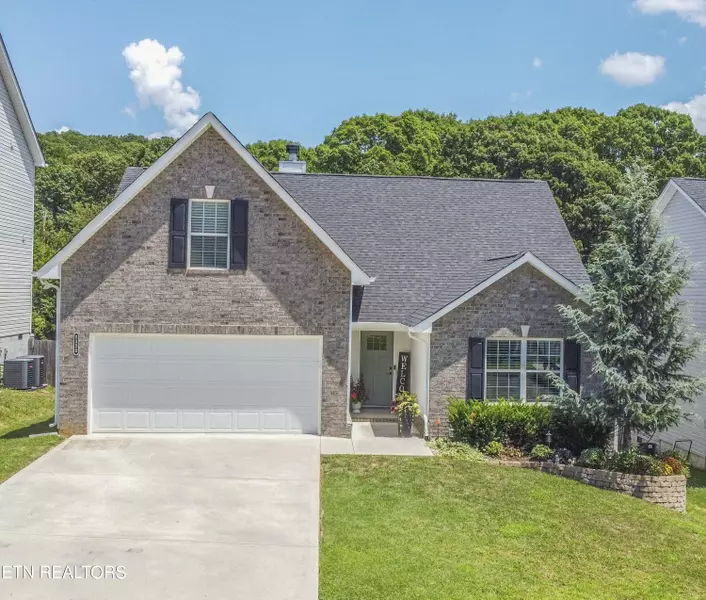 8320 Day Valley Rd, Powell, TN 37849