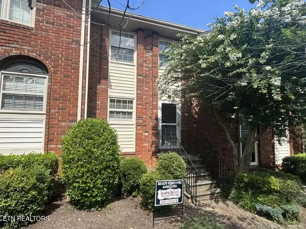 6523 Deane Hill DR #14, Knoxville, TN 37919