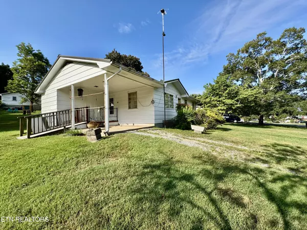 Sweetwater, TN 37874,206 Hickory LN