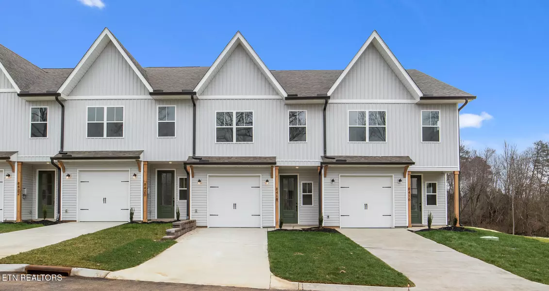 8418 Whisper LN, Powell, TN 37849