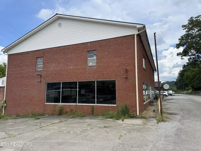 903 Veterans Memorial Dr DR, Tellico Plains, TN 37385