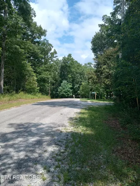 36 Choctaw LN, Crossville, TN 38572