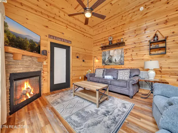 Sevierville, TN 37876,2404 Bobs