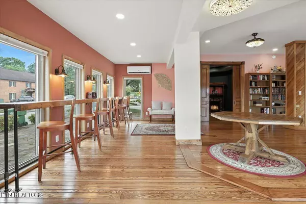 Maryville, TN 37804,321 High St