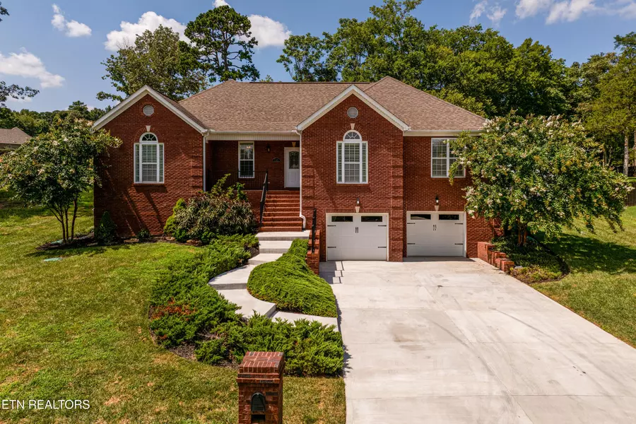 1100 Thomas Woods WAY, Lenoir City, TN 37772
