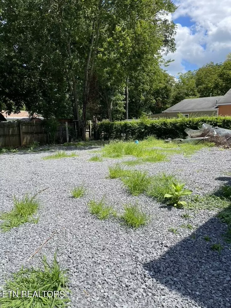 Sevierville, TN 37862,214 Main St