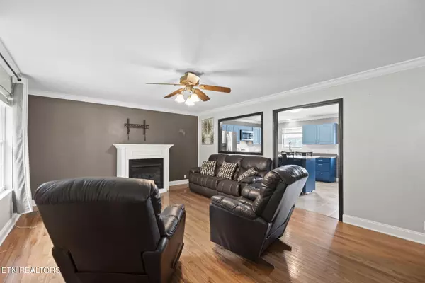 Clinton, TN 37716,111 Hendren LN