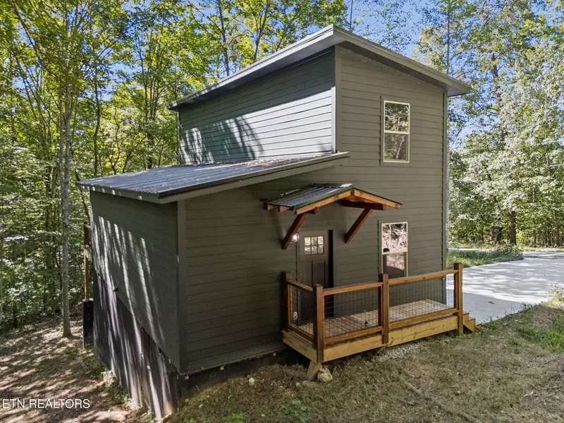 717 Country Oaks LN, Lafollette, TN 37766