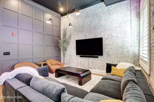 Knoxville, TN 37902,310 Gay St #401