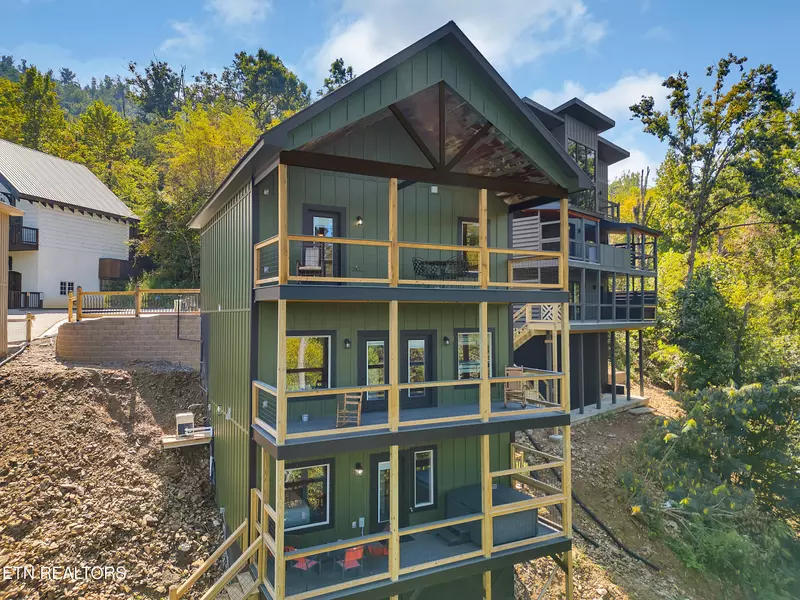 221 Chimney Tops WAY, Gatlinburg, TN 37738