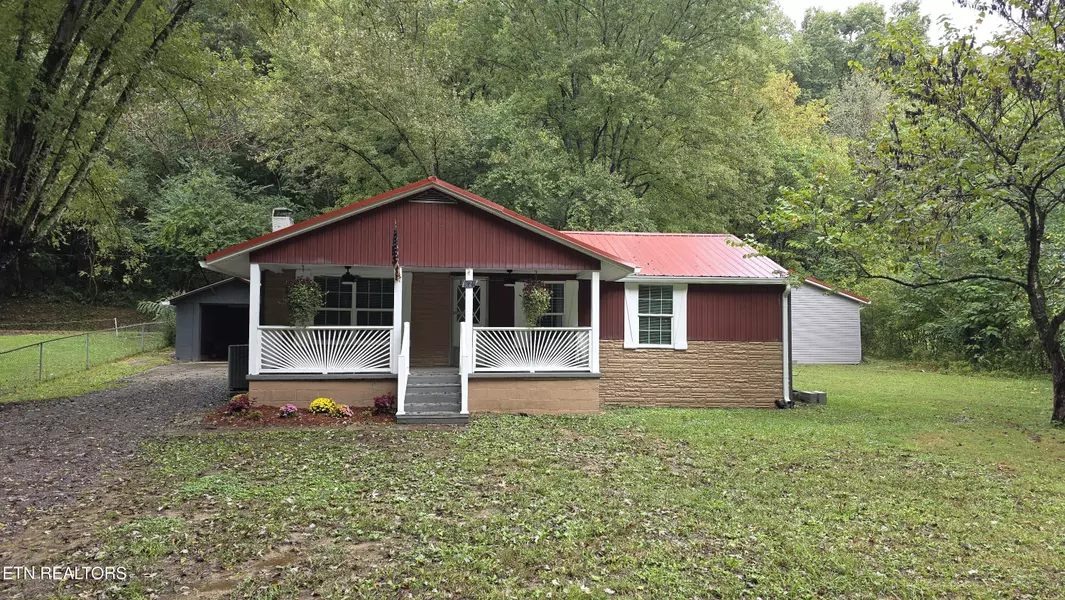 671 Hen Valley Rd, Oliver Springs, TN 37840