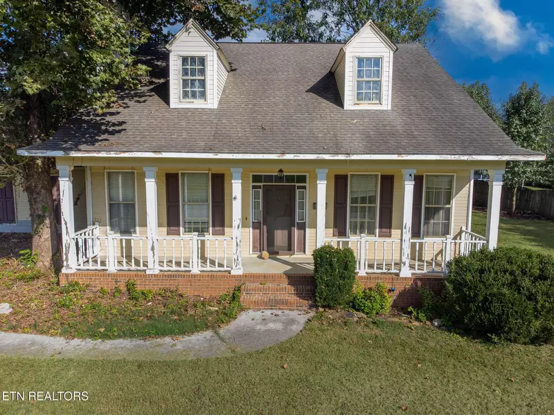 441 Dairy LN, Lenoir City, TN 37772