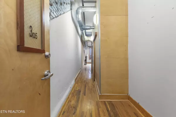 Knoxville, TN 37902,100 Gay St #305