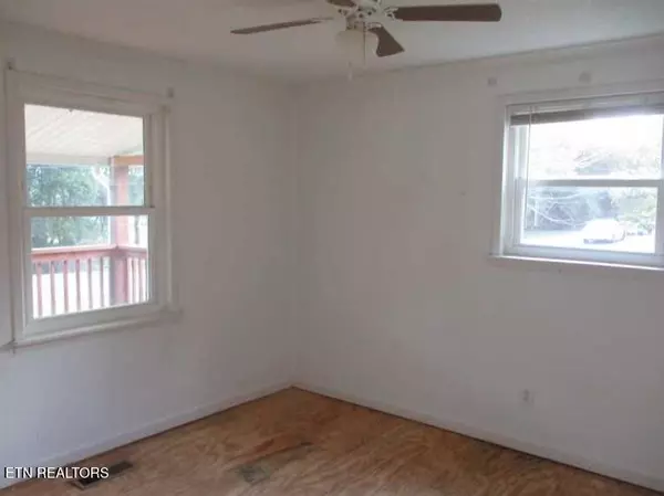 Madisonville, TN 37354,916 Monroe CIR