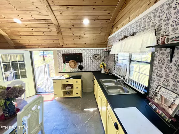 Harriman, TN 37748,284 Ray Cross Rd